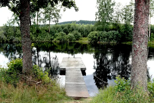 Åbergsströmmens badplats med brygga ut i Testeboån